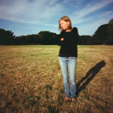 portishead’s-beth-gibbons-shares-interactive-video-for-new-song-“reaching-out”:-watch