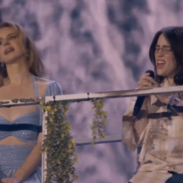 watch-billie-eilish-join-lana-del-rey-for-“ocean-eyes”-and-“video-games”-at-coachella