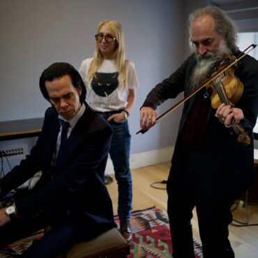 nick-cave-and-warren-ellis-share-new-“song-for-amy”-from-back-to-black:-listen