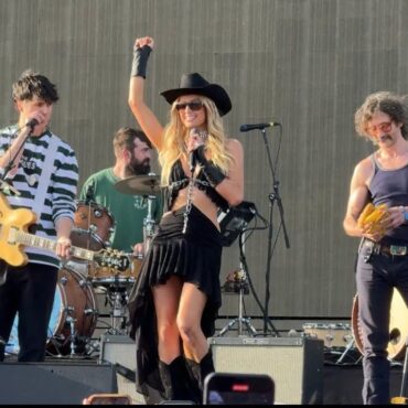 vampire-weekend-brought-paris-hilton-onstage-to-play-cornhole-at-coachella