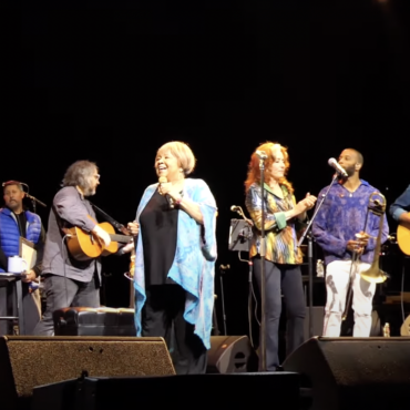 watch-mavis-staples-perform-with-chris-stapleton,-bonnie-raitt,-&-more-at-her-85th-birthday-all-star-concert