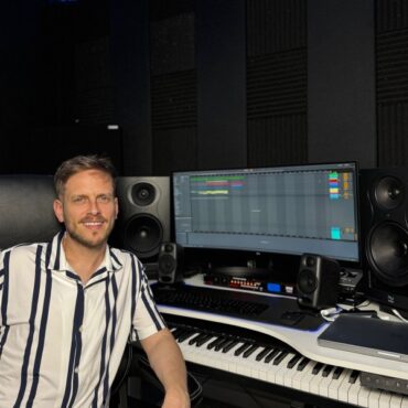 is-iloud-micro-good-for-mixing?-ilan-bluestone-on-studio-quality-sound-on-the-road-with-ik-multimedia’s-portable-monitors