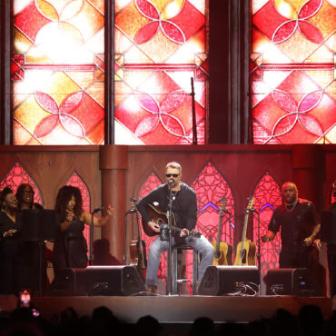 eric-church-addresses-backlash-to-his-unconventional-stagecoach-set