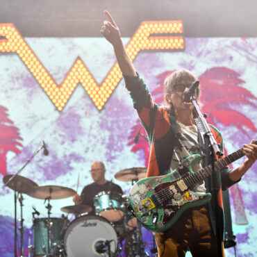 watch-weezer-cover-hole-and-play-live-rarities-in-santa-ana