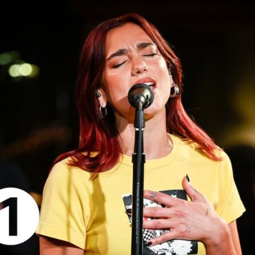 watch-dua-lipa-cover-cleo-sol’s-“sunshine”-in-the-bbc-radio-1-live-lounge