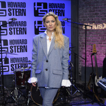 watch-kate-hudson-cover-stone-temple-pilots’-“vasoline”-on-howard-stern