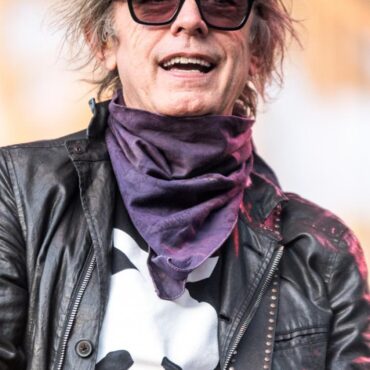 happy-birthday-tom-petersson-(cheap-trick)