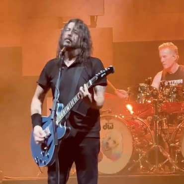 watch-dave-grohl-dedicate-foo-fighters’-“my-hero”-to-steve-albini