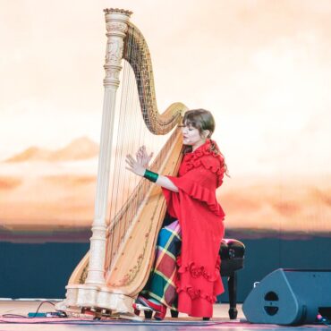 watch-joanna-newsom-pay-tribute-to-steve-albini-at-kilby-block-party