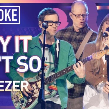 watch-weezer-&-kelly-clarkson-play-“say-it-ain’t-so”-together-and-hang-out-with-brooke-shields