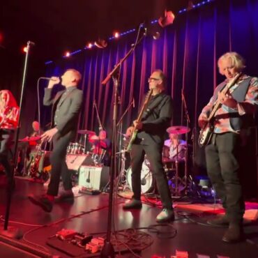 watch-ted-leo,-lenny-kaye,-peter-buck,-&-jon-wurster-cover-mc5-at-nuggets-celebration