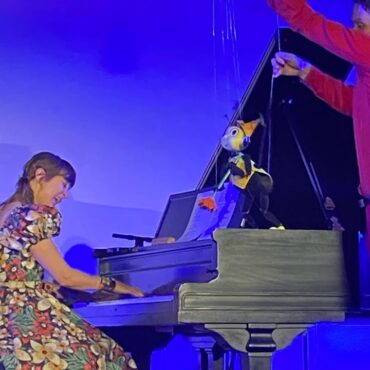 watch-joanna-newsom-cover-children’s-songs,-debut-new-track-at-her-la-matinee-show