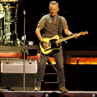 bruce-springsteen-postpones-european-shows-due-to-“vocal-issues”