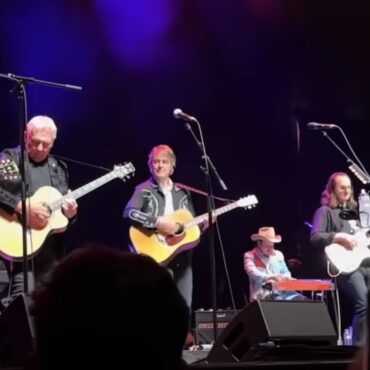 watch-rush’s-geddy-lee-and-alex-lifeson-cover-gordon-lightfoot-in-toronto