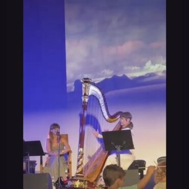 watch-joanna-newsom-sing-“yarn-and-glue”-for-the-first-time-in-19-years-at-la-show-for-children