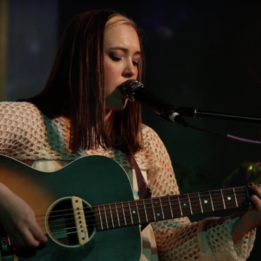 watch-soccer-mommy-debut-new-song-“evergreen”-in-nyc