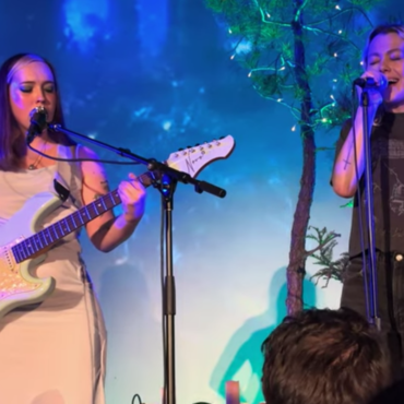 watch-phoebe-bridgers-join-soccer-mommy-to-cover-elliott-smith-in-la