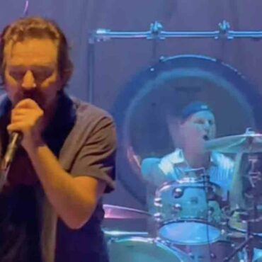 eddie-vedder-gets-emotional-in-political-video