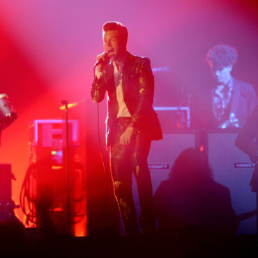 watch-the-killers-cover-erasure-and-play-“andy,-you’re-a-star”-for-the-first-time-in-six-years-on-20th-anniversary-of-hot-fuss