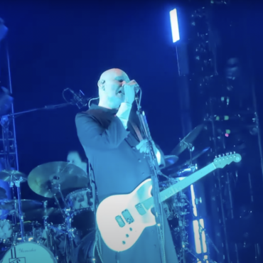 watch-the-smashing-pumpkins-cover-u2’s-“zoo-station”-at-european-tour-opener