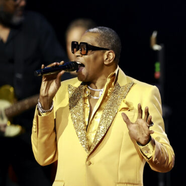 four-tops-singer-sues-hospital-for-putting-him-in-a-straitjacket-when-he-claimed-he-was-famous