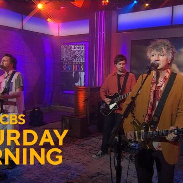 watch-crowded-house-play-cbs’-saturday-sessions-and-bring-out-mick-fleetwood-in-london