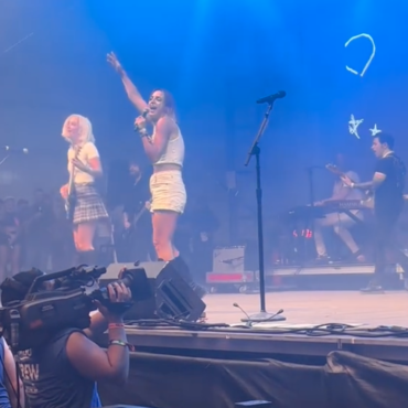 watch-the-beaches-cover-paramore-at-bonnaroo’s-emo-superjam