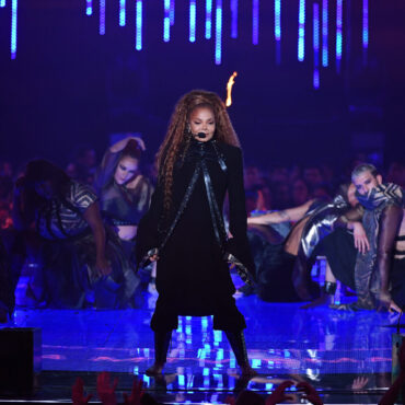 watch-janet-jackson-mix-tinashe’s-“nasty”-with-her-own-“nasty”-in-concert