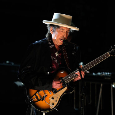 bob-dylan-mostly-played-recent-songs-and-’50s-covers-at-outlaw-tour-opener