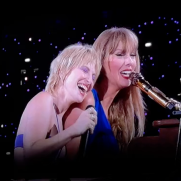 watch-taylor-swift-&-hayley-williams-perform-“castles-crumbling”-together-for-the-first-time-in-london