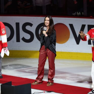 watch-alanis-morissette-sing-the-national-anthems-at-stanley-cup-final-game-7