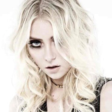 taylor-momsen-spotted-with-billy-corgan-in-photo