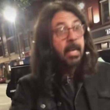 taylor-swift-fan-tells-dave-grohl-to-get-divorce