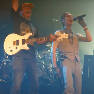 watch-tom-morello-join-jane’s-addiction-for-“mountain-song”-in-cologne