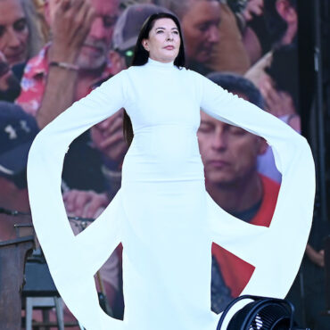 marina-abramovic-leads-seven-minutes-of-silence-at-glastonbury