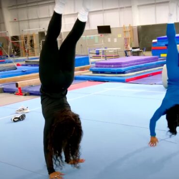 watch-former-gymnast-sza-do-handstands-with-simone-biles