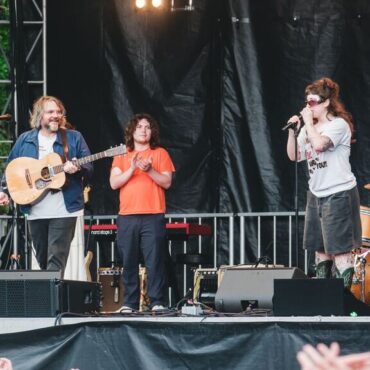 watch-jeff-tweedy-perform-with-wednesday’s-karly-hartzman-and-water-from-your-eyes-at-solid-sound-festival