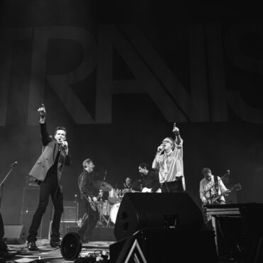 watch-the-killers’-brandon-flowers-join-travis-to-cover-aztec-camera-in-glasgow