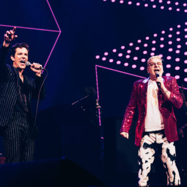 watch-erasure’s-andy-bell-join-the-killers-for-two-songs-in-london