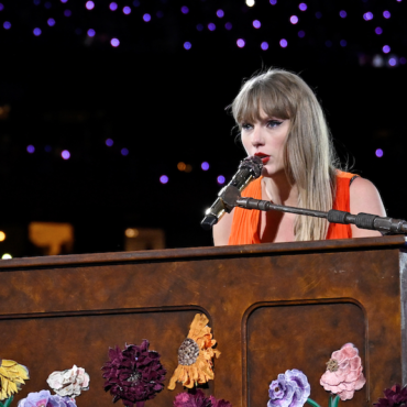 watch-taylor-swift-perform-“mary’s-song”-for-the-first-time-in-16-years