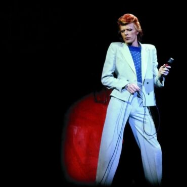 david-bowie-kicked-off-first-of-six-nights-at-the-tower-theater-50-years-ago-today