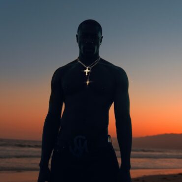 moses-sumney-announces-sophcore-ep,-shares-new-song-“gold-coast”:-listen