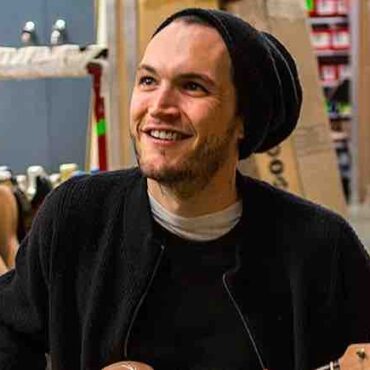 josh-klinghoffer-uses-phone-in-leaked-accident-photo?