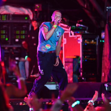 watch-coldplay-debut-new-song-“good-feelings”-in-rome