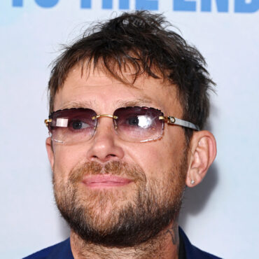 damon-albarn-disagrees-with-bob-dylan-banning-phones-from-his-concerts