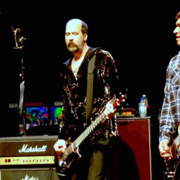 krist-novoselic-plays-nirvana-songs-with-tribute-band