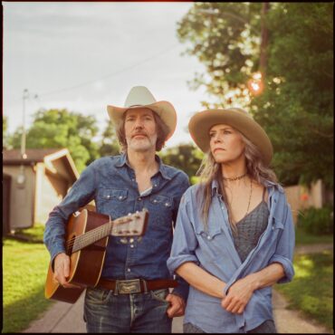 gillian-welch-and-david-rawlings-announce-album-and-us.-tour,-share-new-song:-listen