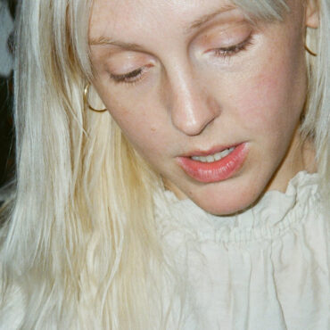 watch-laura-marling-perform-another-new-song-“no-one’s-gonna-love-you-like-i-can”