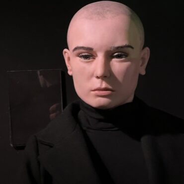 dublin-museum-unveils-sinead-o’connor-wax-figure-in-the-star-wars-section