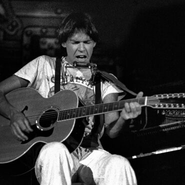 neil-young-announces-archives-vol.-iii-(1976-1987)-box-set